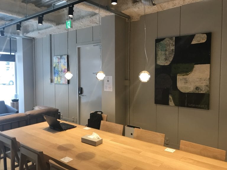 カフェのような1Fラウンジ部分 在宅に飽きた人必見!浅草のおしゃれホステルでテレワーク|TIME SHARING|タイムシェアリング |スペースマネジメント|あどばる|adval|SHARING